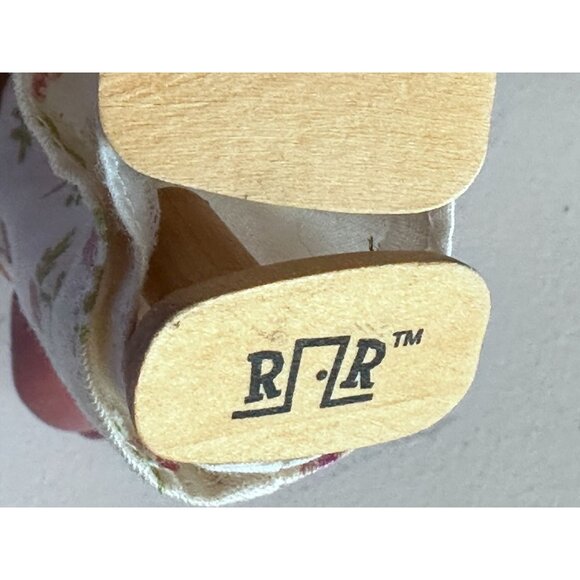 Ryan's Room Wooden Dollhouse Miniature Grandpa Grandma Daughter Figurines - Picture 4 of 9